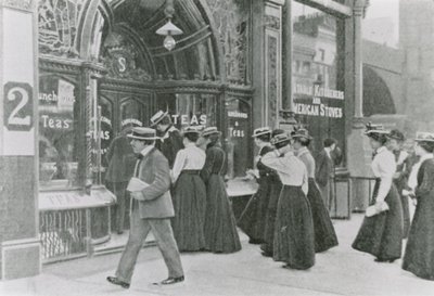 Gartenparty im Buckingham Palace, 1911 von English Photographer